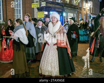 Rochester, Kent, Regno Unito. 3 dicembre 2023. Dickens Festival sfilata natalizia "a lume di candela" a Rochester, Kent, questa sera. Crediti: James Bell/Alamy Live News Foto Stock