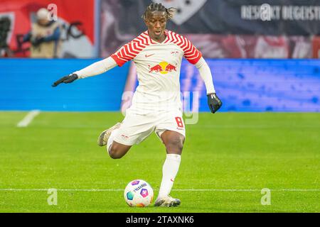 Lipsia, Deutschland 02. Dicembre 2023: 1.BL - 2023/2024 - RB Leipzig vs. 1.FC Heidenheim IM Bild: Amadou Haidara (Lipsia) /// le normative DFL vietano qualsiasi uso di fotografie come sequenze di immagini e/o quasi-video. /// Foto Stock