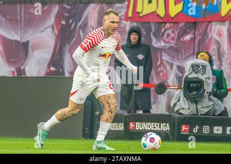 Lipsia, Deutschland 02. Dicembre 2023: 1.BL - 2023/2024 - RB Leipzig vs. 1.FC Heidenheim IM Bild: David Raum (Lipsia) //// le normative DFL vietano qualsiasi uso di fotografie come sequenze di immagini e/o quasi-video. /// Foto Stock