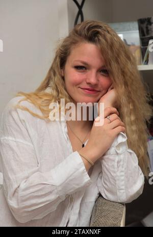 junge frau mit langen blondn haaren blickt nachenklich in die kamera *** una giovane donna dai lunghi capelli biondi si affaccia con cura nella fotocamera credito: Imago/Alamy Live News Foto Stock