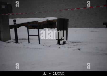 Flensburg, Schleswig-Holstein, Impressionen vom 1. Avvento a Flensburg. Fast einhundert Meter der Hafenkante am Flensburger Hafen West sind abgesackt, der Bereich wurde abgesichert. Aufnahme vom 3.12.2023, Flensburg, *** Flensburg, Schleswig Holstein, impressioni del primo Avvento a Flensburg quasi cento metri dal bordo del porto di Flensburg Harbour West sono affondati, la zona è stata protetta foto scattata il 3 12 2023, Flensburg, credito: Imago/Alamy Live News Foto Stock