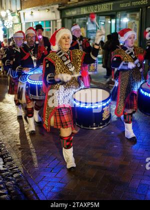 Rochester, Kent, Regno Unito. 3 dicembre 2023. Dickens Festival sfilata natalizia "a lume di candela" a Rochester, Kent, questa sera. Crediti: James Bell/Alamy Live News Foto Stock