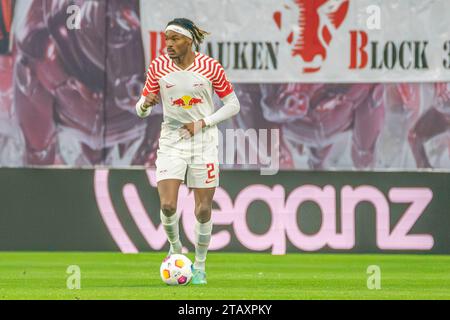 Lipsia, Deutschland 02. Dicembre 2023: 1.BL - 2023/2024 - RB Leipzig vs. 1.FC Heidenheim IM Bild: Mohamd Simakan (Lipsia) //// le normative DFL vietano qualsiasi uso di fotografie come sequenze di immagini e/o quasi-video. /// Foto Stock