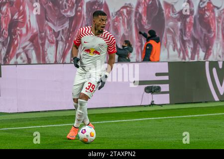 Lipsia, Deutschland 02. Dicembre 2023: 1.BL - 2023/2024 - RB Leipzig vs. 1.FC Heidenheim IM Bild: Benjamin Henrichs (Lipsia) //// le normative DFL vietano qualsiasi uso di fotografie come sequenze di immagini e/o quasi-video. /// Foto Stock