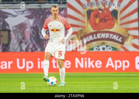 Lipsia, Deutschland 02. Dicembre 2023: 1.BL - 2023/2024 - RB Leipzig vs. 1.FC Heidenheim IM Bild: Lukas Klostermann (Lipsia) /// le normative DFL vietano qualsiasi uso di fotografie come sequenze di immagini e/o quasi-video. /// Foto Stock