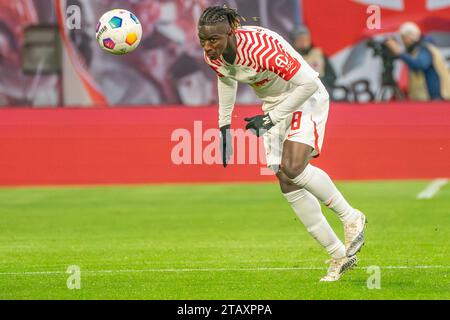 Lipsia, Deutschland 02. Dicembre 2023: 1.BL - 2023/2024 - RB Leipzig vs. 1.FC Heidenheim IM Bild: Amadou Haidara (Lipsia) /// le normative DFL vietano qualsiasi uso di fotografie come sequenze di immagini e/o quasi-video. /// Foto Stock