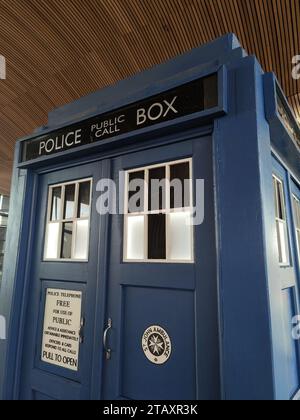 Il programma televisivo della BBC Dr Who's TARDIS in mostra nel Senedd per le celebrazioni del 60° anniversario Foto Stock