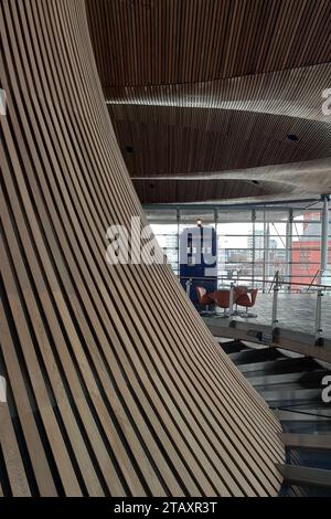 Il programma televisivo della BBC Dr Who's TARDIS in mostra nel Senedd per le celebrazioni del 60° anniversario Foto Stock