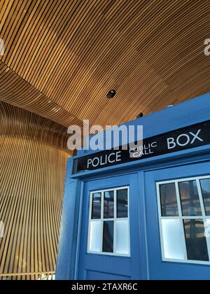 Il programma televisivo della BBC Dr Who's TARDIS in mostra nel Senedd per le celebrazioni del 60° anniversario Foto Stock