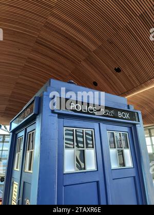 Il programma televisivo della BBC Dr Who's TARDIS in mostra nel Senedd per le celebrazioni del 60° anniversario Foto Stock