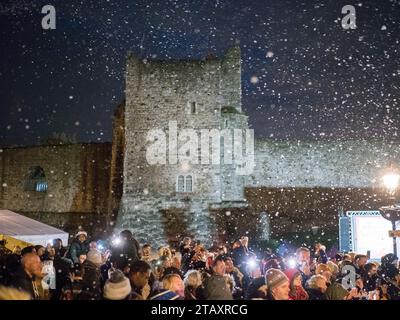 Rochester, Kent, Regno Unito. 3 dicembre 2023. Dickens Festival sfilata natalizia "a lume di candela" a Rochester, Kent, questa sera. Crediti: James Bell/Alamy Live News Foto Stock