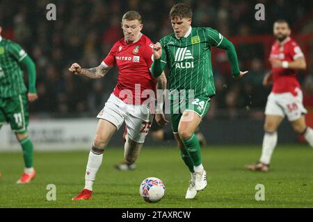 James McClean di Wrexham (a sinistra) e Charlie Cooper di Yeovil Town si battono per il pallone durante la partita del secondo round della Emirates fa Cup al Racecourse Ground, Wrexham. Data immagine: Domenica 3 dicembre 2023. Foto Stock