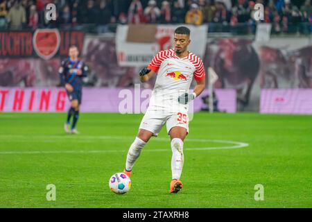 Lipsia, Deutschland 02. Dicembre 2023: 1.BL - 2023/2024 - RB Leipzig vs. 1.FC Heidenheim IM Bild: Benjamin Henrichs (Lipsia) //// le normative DFL vietano qualsiasi uso di fotografie come sequenze di immagini e/o quasi-video. /// Foto Stock