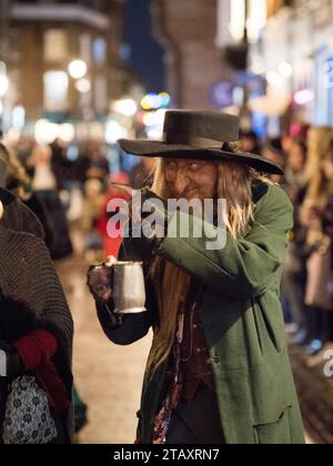 Rochester, Kent, Regno Unito. 3 dicembre 2023. Dickens Festival sfilata natalizia "a lume di candela" a Rochester, Kent, questa sera. Crediti: James Bell/Alamy Live News Foto Stock