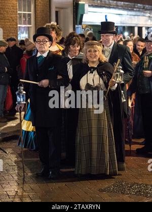 Rochester, Kent, Regno Unito. 3 dicembre 2023. Dickens Festival sfilata natalizia "a lume di candela" a Rochester, Kent, questa sera. Crediti: James Bell/Alamy Live News Foto Stock