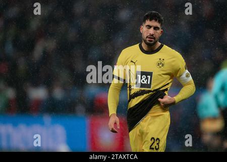 Leverkusen, Germania. 3 dicembre 2023. Calcio: Bundesliga, Bayer Leverkusen - Borussia Dortmund, Matchday 13, BayArena. L'Emre di Dortmund può reagire dopo la partita. Credito: Marius Becker/dpa - NOTA IMPORTANTE: in conformità con le norme della DFL German Football League e della DFB German Football Association, è vietato utilizzare o utilizzare fotografie scattate nello stadio e/o della partita sotto forma di immagini sequenziali e/o serie di foto simili a video./dpa/Alamy Live News Foto Stock