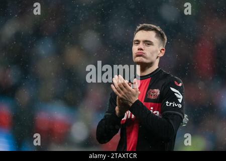 Leverkusen, Germania. 3 dicembre 2023. Calcio: Bundesliga, Bayer Leverkusen - Borussia Dortmund, Matchday 13, BayArena. Florian Wirtz di Leverkusen reagisce dopo la partita. Credito: Marius Becker/dpa - NOTA IMPORTANTE: in conformità con le norme della DFL German Football League e della DFB German Football Association, è vietato utilizzare o utilizzare fotografie scattate nello stadio e/o della partita sotto forma di immagini sequenziali e/o serie di foto simili a video./dpa/Alamy Live News Foto Stock