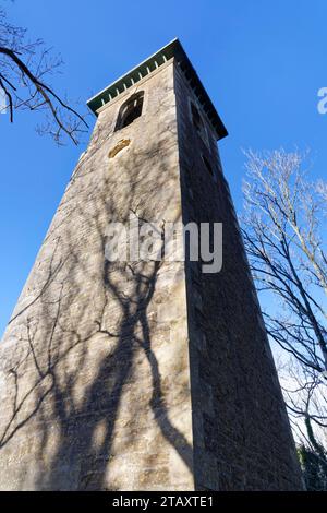 Browne's Folly, una torre costruita nel 1842 su una collina boscosa vicino a Bathford, Bath e nel nord-est del Somerset, Regno Unito, gennaio 2023. Foto Stock