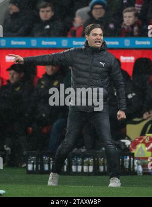 Leverkusen, Germania. 3 dicembre 2023. Calcio: Bundesliga, Bayer Leverkusen - Borussia Dortmund, Matchday 13, BayArena. L'allenatore di Dortmund Edin Terzic gesticola sulla linea di contatto. Credito: Marius Becker/dpa - NOTA IMPORTANTE: in conformità con le norme della DFL German Football League e della DFB German Football Association, è vietato utilizzare o utilizzare fotografie scattate nello stadio e/o della partita sotto forma di immagini sequenziali e/o serie di foto simili a video./dpa/Alamy Live News Foto Stock