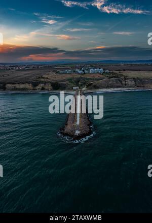 Vista aerea di un frangiflutti in pietra vicino ad Aheloy Bulgaria al tramonto Foto Stock