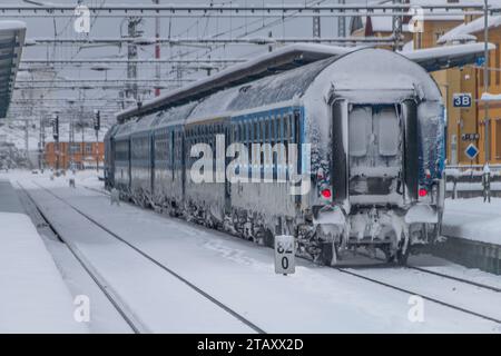 Treni elettrici vicino alla piattaforma innevata a Tabor CZ 12 02 2023 Foto Stock