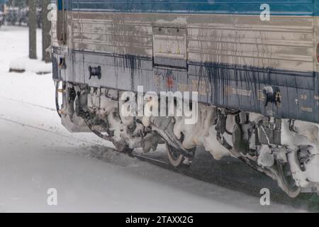 Treni elettrici vicino alla piattaforma innevata a Tabor CZ 12 02 2023 Foto Stock