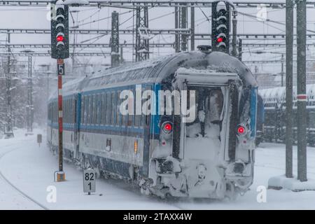 Treni elettrici vicino alla piattaforma innevata a Tabor CZ 12 02 2023 Foto Stock