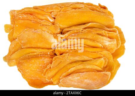 Vista dall'alto delle fette di mango essiccate pressate su sfondo bianco. Primo piano. Foto Stock