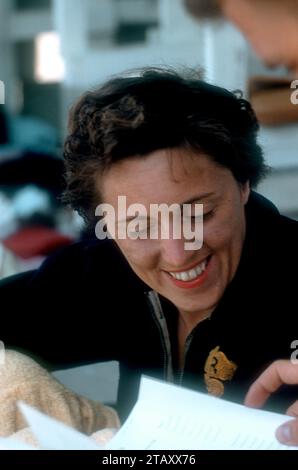 DAYTONA BEACH, Florida - 8 APRILE: La nuotatrice americana Betty Mullen Brey (1931-2015) si siede durante il National Outdoor Meeting dell'A.A.U. l'8 aprile 1956 a Daytona Beach, Florida. (Foto di Hy Peskin) *** didascalia locale *** Betty Mullen Brey Foto Stock