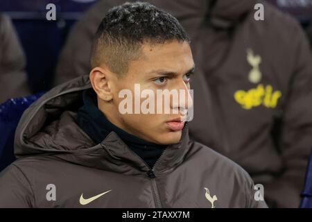 Manchester, Regno Unito. 3 dicembre 2023. Richarlison #9 del Tottenham Hotspur sulla panchina dei sostituti davanti alla partita di Premier League Manchester City vs Tottenham Hotspur all'Etihad Stadium, Manchester, Regno Unito, 3 dicembre 2023 (foto di Conor Molloy/News Images) a Manchester, Regno Unito il 12/3/2023. (Foto di Conor Molloy/News Images/Sipa USA) credito: SIPA USA/Alamy Live News Foto Stock