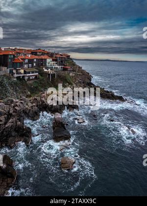 Vista aerea di case sulla scogliera vicino al mare a Sozopol, Bulgaria Foto Stock