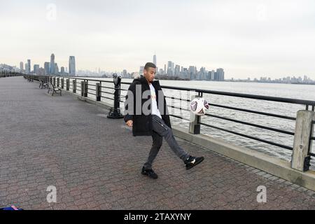 New Jersey, Vereinigte Staaten. 30 novembre 2018. Tyler Adams Reportage im Empire State Park nel New Jersey mit Blick auf die Skyline von Manhattan fotografiert AM 29.11.2018 credito: dpa/Alamy Live News Foto Stock