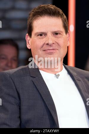 Jan Ulrich im Bild: Jan Ulrich er ist Deutschlands größte Rad-legende: Jan Ullrich. Schon als Neunjähriger gewinnt er sein erstes Schulrennen. MIT gerade einmal 23 Jahren gelingt dem gebürtigen Rostocker mit dem Gewinn der Tour de France der Absolute Triumph. DAS ist bisher keinem anderen Deutschen gelungen. Olympiasieger, Weltmeister, fünfmal Zweiter der Frankreich-Rundfahrt Ullrich wird zum Helden und Radsport zum medialen Großereignis der 1990er und 2000er Jahre. 2006 kommt es zum Dopingskandal, Ullrich wird von der Tour de France ausgeschlossen, Sein Vertrag fristlos gekündigt. Der interna Foto Stock