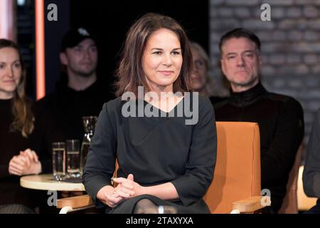 Annalena Baerbock im Bild: Annalena Baerbock Seit knapp zwei Jahren steht sie als erste Frau an der Spitze des Auswärtigen Amtes: Annalena Baerbock. Diese Aufgabe verlangt ihr aktuell viel ab, denn die Politikerin muss an vielen Krisenherden dieser Welt vermitteln. Die 42-Jährige setzt sich für eine friedliche Welt ein. BEI den aktuellen Schreckensbildern, die gerade aus der Ukraine und dem Nahen Osten kommen, müsse sie jedoch manchmal die Stopptaste drücken, weil sie es nicht mehr ertragen könne. Die gebürtige Hannover veranerin braucht Kraft für diplomatische Gespräche und mahnt eindrücklich vor Foto Stock