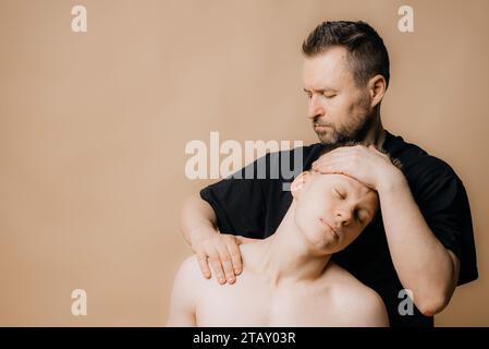 Chiropratica, osteopatia, manipolazione dorsale. Terapista che fa un trattamento curativo sulla schiena dell'uomo. Medicina alternativa, concetto di sollievo dal dolore isolato Foto Stock