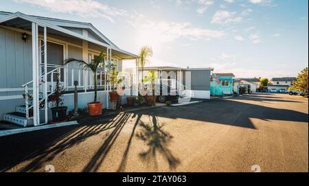 Parco di casa mobile. Una fila di case residenziali in una piccola città da qualche parte in California. Stile di vita, architettura, vista sulla strada Foto Stock