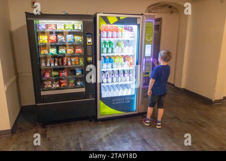 Distributori automatici presso il West Side YMCA Hostel, W63rd Street, New York City, N.Y.C, N. Y, Stati Uniti d'America, Stati Uniti Foto Stock