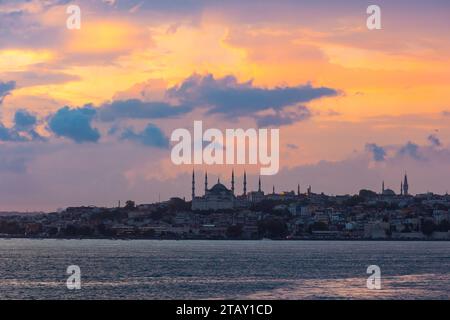 Vista sulla storica penisola di Istanbul al tramonto. Vista su Sultanahmet o sulla Moschea Blu da un traghetto. Foto Stock
