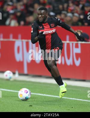 Leverkusen, Deutschland. 3 dicembre 2023. Victor Boniface (Bayer), Leverkusen, Deutschland, 03.12.2023, 1. Bundesliga, 13. Spieltag, Bayer 04 Leverkusen - Borussia Dortmund. LE NORMATIVE DFL VIETANO L'USO DI FOTOGRAFIE COME SEQUENZE DI IMMAGINI E/O QUASI-VIDEO credito: Juergen Schwarz/Alamy Live News Foto Stock