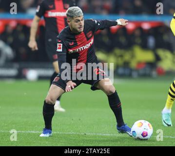 Leverkusen, Deutschland. 3 dicembre 2023. Exequiel Alejandro Palacios (Bayer), Leverkusen, Deutschland, 03.12.2023, 1. Bundesliga, 13. Spieltag, Bayer 04 Leverkusen - Borussia Dortmund. LE NORMATIVE DFL VIETANO L'USO DI FOTOGRAFIE COME SEQUENZE DI IMMAGINI E/O QUASI-VIDEO credito: Juergen Schwarz/Alamy Live News Foto Stock