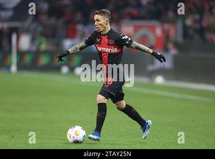 Leverkusen, Deutschland. 3 dicembre 2023. Alejandro Grimaldo (Bayer), Leverkusen, Deutschland, 03.12.2023, 1. Bundesliga, 13. Spieltag, Bayer 04 Leverkusen - Borussia Dortmund. LE NORMATIVE DFL VIETANO L'USO DI FOTOGRAFIE COME SEQUENZE DI IMMAGINI E/O QUASI-VIDEO credito: Juergen Schwarz/Alamy Live News Foto Stock