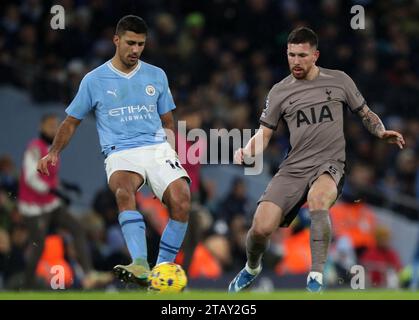 Etihad Stadium, Manchester, Regno Unito. 3 dicembre 2023. Premier League Football, Manchester City contro Tottenham Hotspur; Rodri del Manchester City passa la palla sotto la pressione di Pierre-Emile Hojbjerg del Tottenham Hotspur credito: Action Plus Sports/Alamy Live News Foto Stock