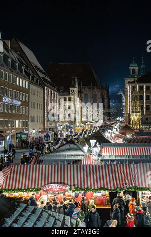 Blick über den Nürnberger Christkindlesmarkt, im Vordergrund eine gut besuchter Glühwein-Verkaufsstand. *** Vista sul Christkindlesmarkt di Norimberga, in primo piano una bancarella di VIN brulé ben frequentata 20231203-6V2A4317-Bearbeitet Credit: Imago/Alamy Live News Foto Stock