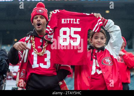 Philadelphia, Stati Uniti. 3 dicembre 2023. I tifosi dei San Francisco 49ers esultano durante il riscaldamento prima della partita di football contro i Philadelphia Eagles al Lincoln Financial Field di Philadelphia domenica 3 dicembre 2023. Crediti: UPI/Alamy Live News Foto Stock