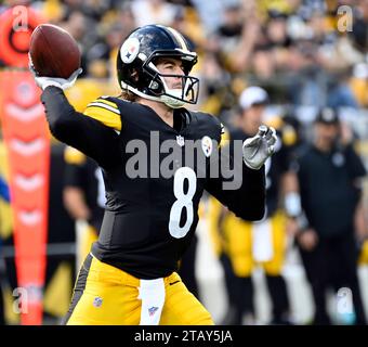 Pittsburgh, Stati Uniti. 3 dicembre 2023. Il quarterback dei Pittsburgh Steelers Kenny Pickett (8) lanciò nel primo quarto contro gli Arizona Cardinals all'Acrisure Stadium domenica 3 dicembre 2023 a Pittsburgh. Foto di Archie Carpenter/UPI credito: UPI/Alamy Live News Foto Stock