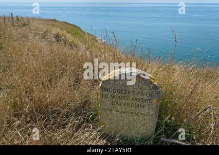 Lapide all'inizio del percorso di un vecchio contrabbandiere sul promontorio White Nothe, vicino a Ringstead Bay, Dorset, Regno Unito, agosto 2023. Foto Stock