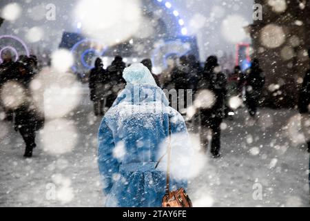Mosca, Russia. 3 dicembre 2023. Le persone camminano durante le forti nevicate attraverso l'arco centrale al centro espositivo VDNH di Mosca, in Russia Foto Stock