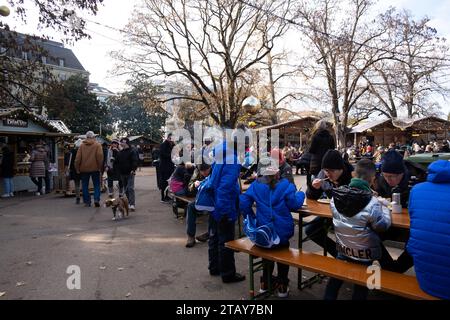 Ginevra, Svizzera - 11 dicembre 2022. Atmosfera magica al mercatino di Natale di Noel au Jardin nei giardini inglesi (Jardin Anglais) Foto Stock