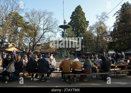 Ginevra, Svizzera - 11 dicembre 2022. Atmosfera magica al mercatino di Natale di Noel au Jardin nei giardini inglesi (Jardin Anglais) Foto Stock