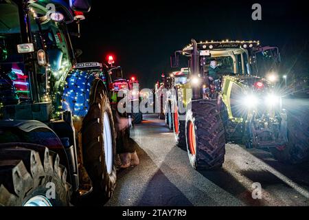 Lichterfahrt - Landwirte begeistern mit ihren weihnachtlich beleuchteten Traktoren die Bürger, Symbolfoto. In der Adventszeit haben sich in den vergangenen Jahren die sogenannten Lichterfahrten von Landwirten mit ihren Traktoren zu einem highlight bei der ländlichen Bevölkerung entwickelt. Dabei fahren die mit zahllosen Lichterketten und bunter Weihnachtsdekoration geschmückten Trakoren im Konvoi oftmals durch mehrere Ortschaften. Ingresso Dieses foto AM 01. Dezember 2023 auf dem Marktgelände in Diepholz, Die Kolonne von insgesamt 88 Schleppern startete dabei in Wagenfeld und fuhr weiter über Foto Stock